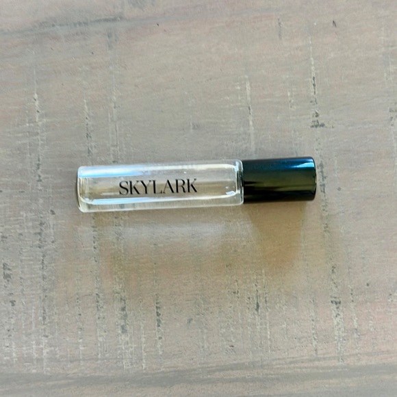 💜 FREE w/ $50+ purchase. Skylark Rollerball Perfume. 5.5 ml. - Picture 1 of 4